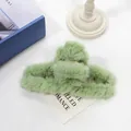 Primer plano de la pinza para el cabello de peluche verde claro con resorte metálico dorado - Verde Fruta