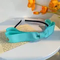 Diadema con lazo verde menta acanalado, banda negra fina y detalle de hebilla dorada - Azul Cielo