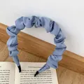 Franse vintage geplooide hoofdband in lichtblauw met een elegante zijdeachtige textuur - Blauw