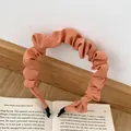 Franse retro hoofdband in lichtoranje stof met een breed geplooid ontwerp - Vleesroze