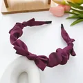 Cerchietto in raso rosso vino arricciato con elegante trama di seta e design a nodo imbottito - Viola