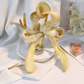 Macro di elastico per capelli in raso champagne con texture setosa e pieghe dettagliate - Giallo