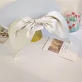 Pasador de pelo vintage con lazo de satén color champán y perlas decorativas - Gris claro