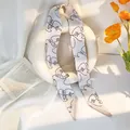 Foulard moderne en soie avec visage abstrait pour femme en crème et noir élégant - Mannequin De Visage