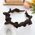 Elegante cerchietto in raso nero con fiocchi increspati e finitura tipo seta lucida - Nero