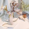 Dettaglio dell'elastico in raso champagne plissettato con nastri su supporto dorato - Nudo