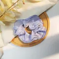 Elegante coletero de satén plisado lavanda en una bandeja de madera con tela suave - Amarillo