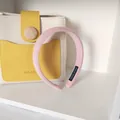 Detail des rosa gestreiften Stoff-Stirnbands mit Textur und handgefertigtem Etikett - Rosa