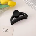 Primer plano de pinza de pelo geométrica negro mate con textura escarchada elegante - Negro