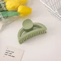Detalle de pinza para el cabello verde salvia mate con fondo floral y estilo vintage - Verde matcha