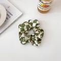 Scrunchie in raso a scacchi verdi e beige con consistenza morbida e pieghe eleganti - Elastico Verde