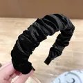 Primer plano de la diadema de terciopelo negro con pliegues y textura suave de lujo - Negro