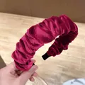 Detalle de diadema de terciopelo burdeos plisado con textura suave y diseño elegante - Burdeos