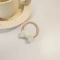 Crèmewit haarelastiekje met strikje en hoog elastisch koord in een zoete minimalistische stijl - Crème Haarelastiekje