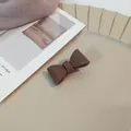 Elegante donkerbruine strik haarclip van glanzende hars op een dienblad - Donkere Koffie Haarklem