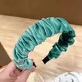 Diadema de terciopelo verde oscuro plisada con textura suave y diseño de moda actual - Azul lago