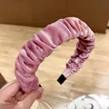 Primer plano de la diadema de terciopelo rosa con textura rizada y puntas protectoras - Rosa
