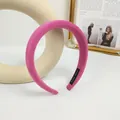 Detalle de la diadema de terciopelo rosa que muestra la etiqueta de tela hecha a mano - Rosa rojo