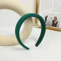 Detalle de la textura de terciopelo verde oscuro y etiqueta Hand Made en la diadema - Verde Oscuro