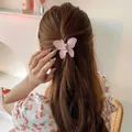 Roze transparante vlinder haarklem voor dames met een matte afwerking op krullend haar - Roze