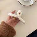Plüsch-Haarklammer in Cremeweiß aus weichem Cordstoff für elegante Frisuren im Alltag - Weiß