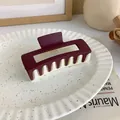 Pinza de pelo de acrílico mate en rojo vino y beige crema con diseño rectangular hueco - Rojo Vino + Blanco