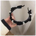 Detail van vintage zwarte fluwelen haarband met elegante parels en strikjes - Strik Parel Stijl / Strik Parelcluster Stijl (A207)
