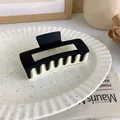 Pinza de pelo rectangular minimalista en acabado bicolor negro mate y blanco crema - Blanco + Negro