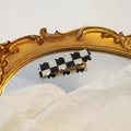 Fermaglio per capelli in acrilico a scacchi bianchi e neri con bordi ondulati e base oro - Scacchiera Bianca e Nera Ondulato