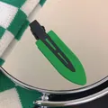 Matgroene haarklem met Liangdian-logo op een reflecterend rond spiegeloppervlak - Groen Systeem