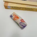 Λήψη macro από ορθογώνιο κλιπ μαλλιών από τσόχα με χειροποίητα πολύχρωμα σχέδια καρδιάς - Κλιπ με Λουλούδι Καρδιά