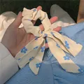 Elegante crème bloemen haarelastiek met lange linten van zachte chiffon stof - Blauw Bloemenpatroon (C242) / Blauw