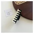 Pinza de pelo cuadrada grande bicolor en blanco y negro con diseño geométrico minimalista - Blanco + Negro