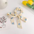 Elegante coletero amarillo claro con estampado de flores azules y lazo largo - Amarillo
