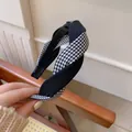 Cerchietto intrecciato con motivo pied de poule bianco e nero dallo stile retrò chic - Nero (F948 Nero)