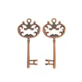 Détail de breloques clés en bronze vintage avec motifs ajourés pour la création de bijoux - Cuivre rouge antique