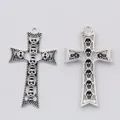 Colgante de cruz gótica de aleación de plata con calaveras, vista frontal y trasera - Plata antigua