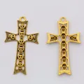 Colgante cruz de calavera gótica en oro antiguo con vista frontal y posterior - Oro Antiguo