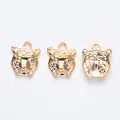 Gros plan détaillé de pendentifs têtes de tigre dorées vintage pour la création de bijoux - Or KC