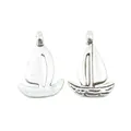Vintage zilveren zeilboot bedeltjes voor sieraden maken voor en achterkant details getoond - Antiek Zilver