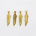 Set di quattro ciondoli a piuma in lega d'oro vintage per gioielli fai da te - Design a Piuma / Oro antico