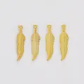 Macro di quattro ciondoli a forma di piuma dorata per creazione gioielli DIY - Design a Piuma / Oro