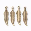 Set di quattro ciondoli a piuma in bronzo vintage con trame di venature fogliari su bianco - Design a Piuma / Bronzo Antico