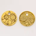 Macro detail van vintage goudkleurige steampunk tandwiel hanger met texturen aan beide zijden - Antiek Goud