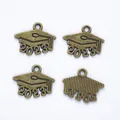 Set de cuatro colgantes de gorro de graduación 2023 en bronce antiguo para bisutería - Bronce Antiguo