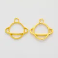 Goldene Planeten-Anhänger Saturn mit texturierten und glatten Oberflächen für DIY-Schmuck - Gold