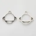 Detailansicht antiker Planetenanhänger mit strukturierter und glatter Oberfläche für DIY-Schmuck - Antiksilber