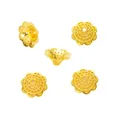 Goldene Blumen-Perlenkappen für DIY-Schmuck aus verschiedenen Winkeln auf weißem Grund - Gold