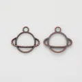 Detailansicht antiker Planetenanhänger aus Bronze mit glatter und geprägter Oberfläche - Antikes Rotkupfer