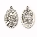 Vorder- und Rückseite des antiken St. Therese Anhängers mit religiösen Gravuren in Silber - Antiksilber